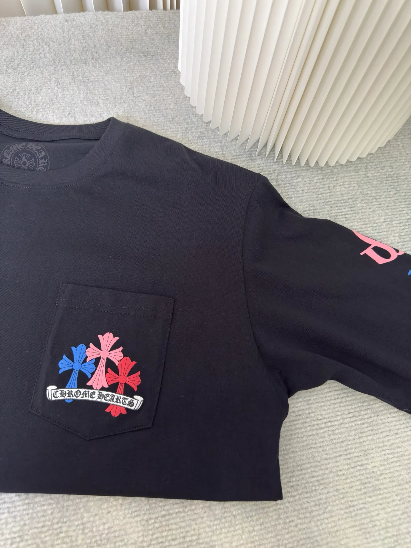 P300 Chrome Heart Miami limited color cross long sleeves. The fabric is made of 26-woven 220g cotton. The printing uses high-temperature ink printing technology, and the color of the printing area is extremely complex. Size S M L